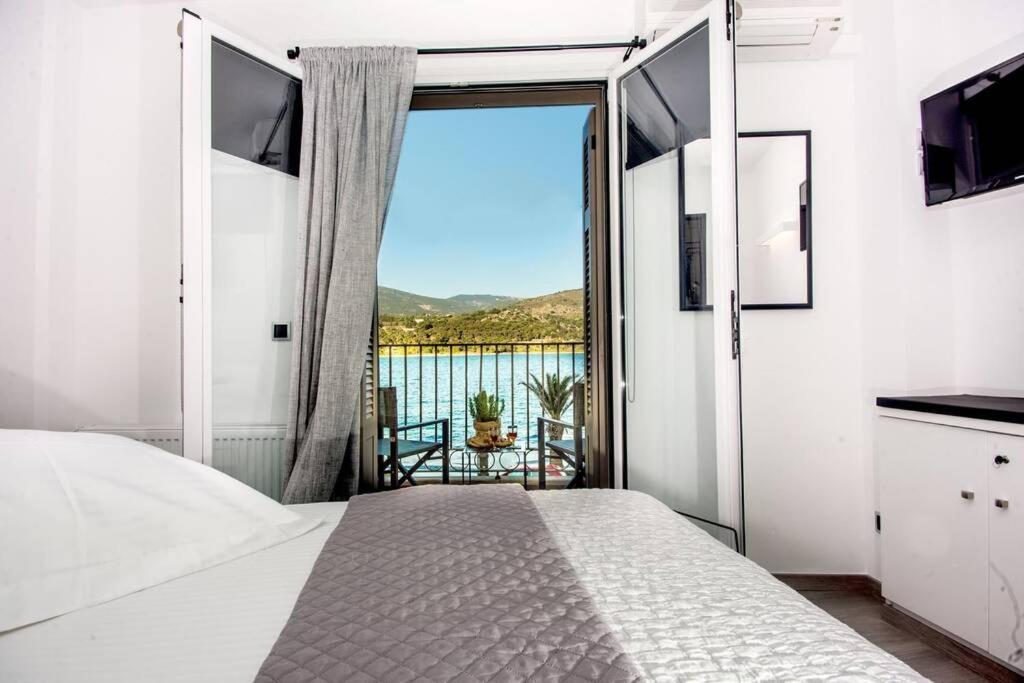A & B Minimal Suite With Sea View In Argostoli Eksteriør billede