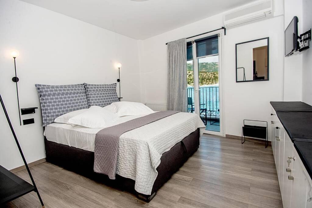 A & B Minimal Suite With Sea View In Argostoli Eksteriør billede